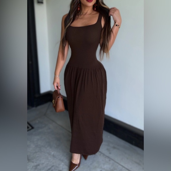 Elegant Brown Sleeveless Dress - Picture 2 of 3